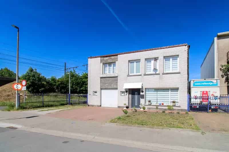 Te koop in Sint-Niklaas: ruime halfopen bebouwing met 4 slaapkamers, dubbele oprit en een grote, uitgestrekte zuidgerichte tuin – ideaal voor gezinnen!