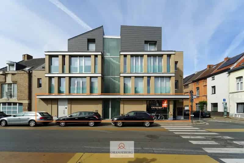 Volledig gerenoveerde winkelruimte + atelier met garage te huur in Gentbrugge