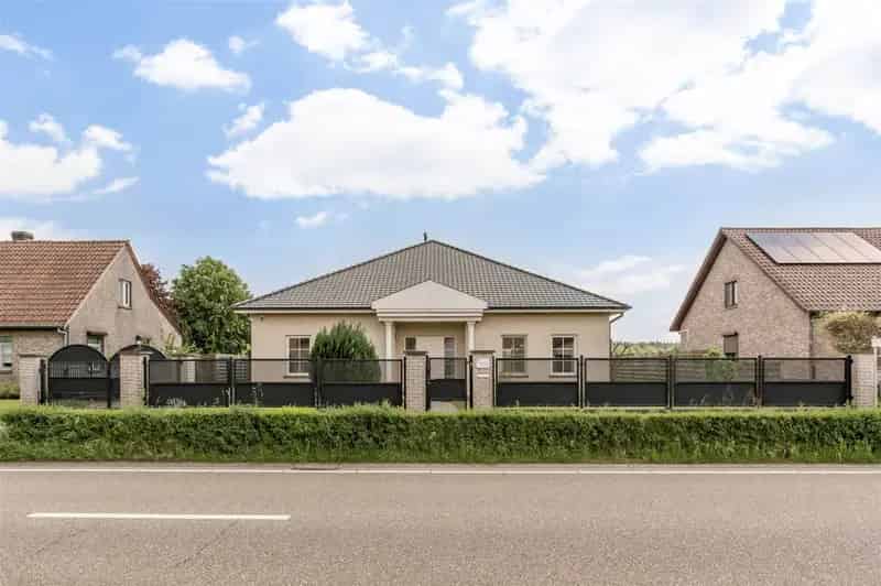 Meergezinswoning met drie keukens, drie badkamers en vijf slaapkamers