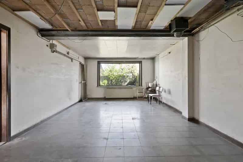 Deze rustig gelegen en zeer stevig gebouwde bel-étage woning zoekt een nieuwe eigenaar!

In de woonwijk tussen de  Elisabethlaan en de Verenigde Natielaan, dus op een vlot bereikbare plaats kan je deze ruime gezinswoning terugvinden.
Het huis omvat een in