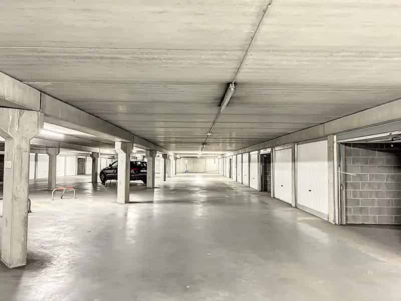 Afgesloten box, gelegen onder het Kinkhoornplein.