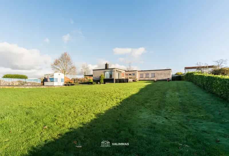 Uniek gelegen villa-bungalow met grote tuin en zwembad...