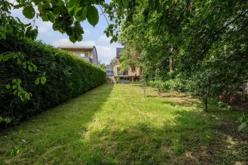Lichtrijke woning met 4 slk’s, volledig onderkelderd en ZW-tuin op 575 m².