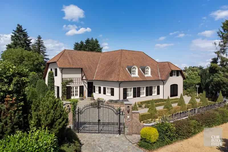 Riante en verzorgde villa van 694m2 op 1ha 00a 18ca!