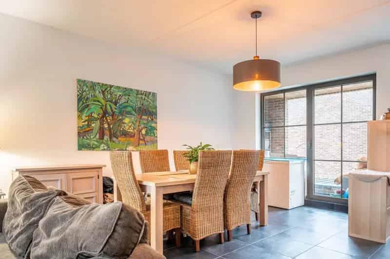 Ruim triplex appartement met berging