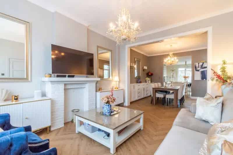 Ruime en gerenoveerde woning met 4 slaapkamers + garage!