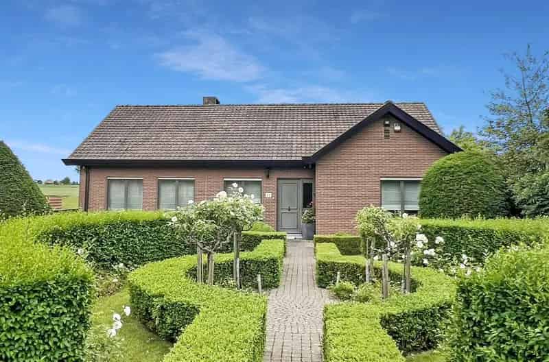 Comfortabele villa met een prachtige tuin en praktische bijgebouwen