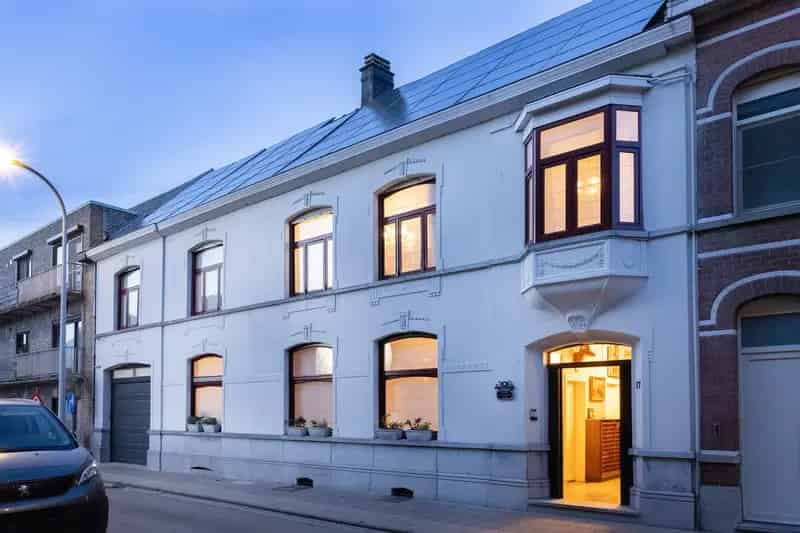 Huis te huur Wakken: Ruim herenhuis met binnentuin en jacuzzi
