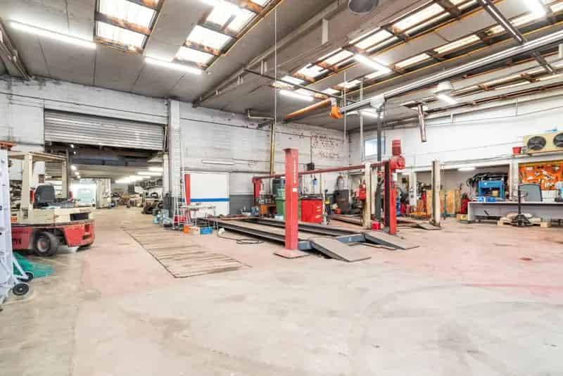 Unieke hangar met handelsruimte en duplex appartement