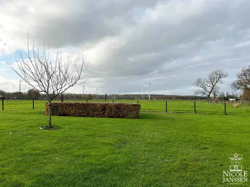 Te renoveren ruime hoevewoning met stallingen en grond