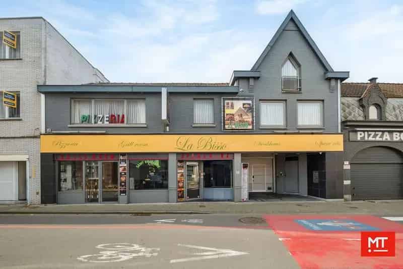 Veelzijdig gebouw bestaande uit handelsruimte, woning en appartement in het centrum van Wervik