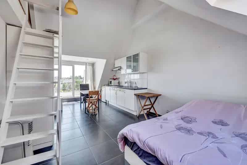 Instapklare studio met ruim terras op rustige locatie