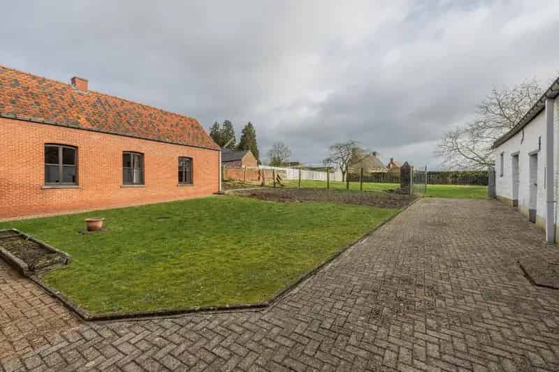 Unieke hoeve in de dorpskern van Steenhuize