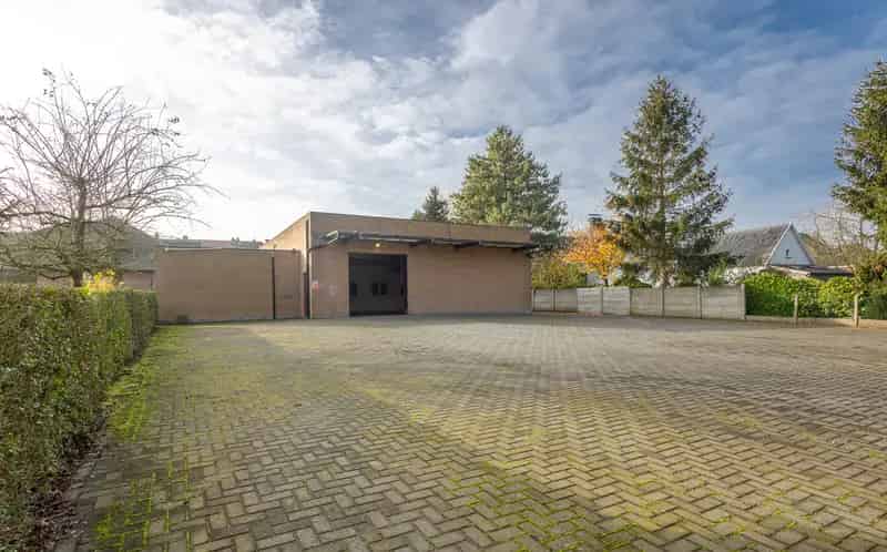 Op te frissen villa met magazijn op een perceel van 50a