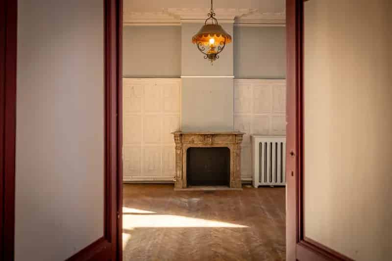 Te renoveren herenwoning met 5 tot 7 slpk en groot magazijn