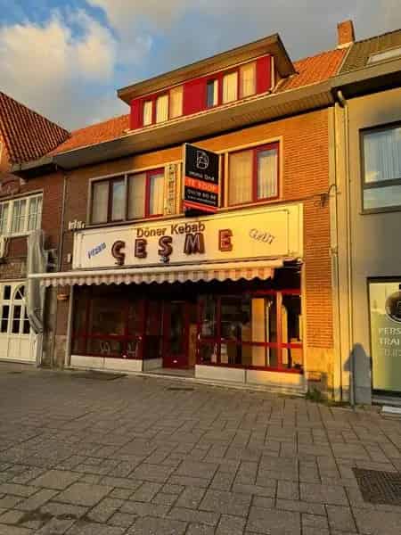 Handelspand met woonst op een strategische ligging.