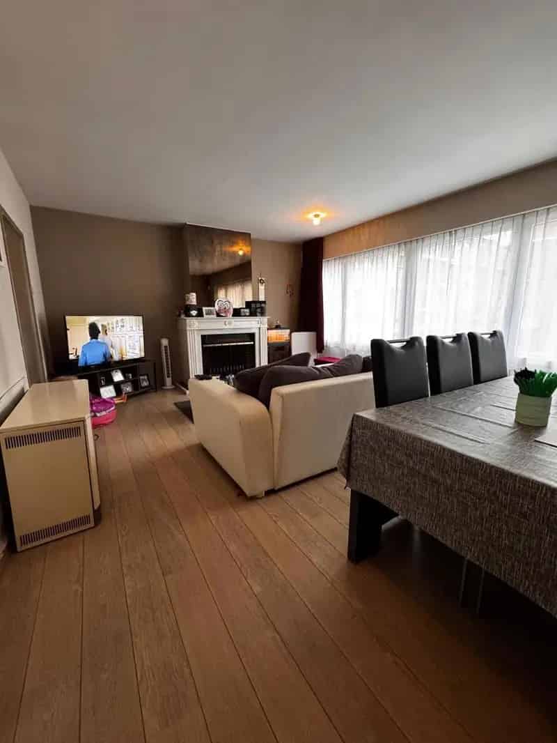Deze verzorgde opbrengsteigendom bestaat uit een handelsgelijkvloers en een duplex appartement. Beide zijn verhuurd. De eigendom is gelegen in het centrum van Izegem.

Handelsgelijkvloers:
122 m2 - EPC: label D - huurprijs €850/md
1ste en 2de verdieping:
