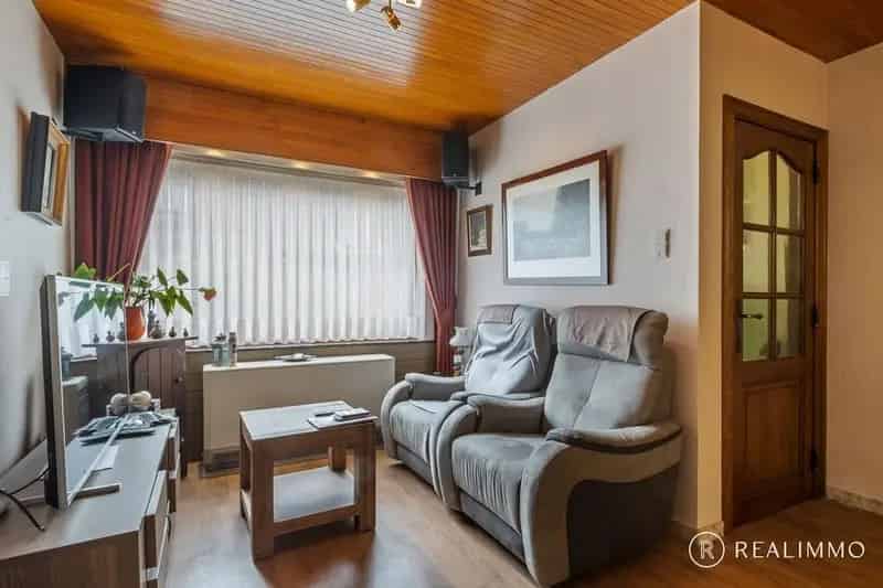 Te renoveren gezinswoning met uitweg en garage in Avelgem