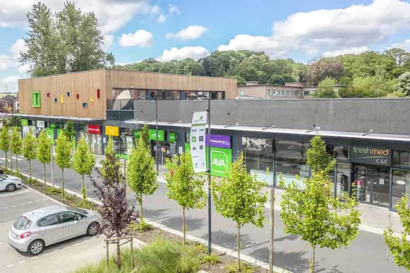 TOP GELEGEN COMMERCIEEL GEBOUW COURT VILLAGE NABIJ ACTION