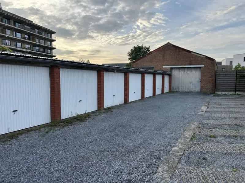 Garage gelegen aan de Theodoor Sevenslaan 142.
