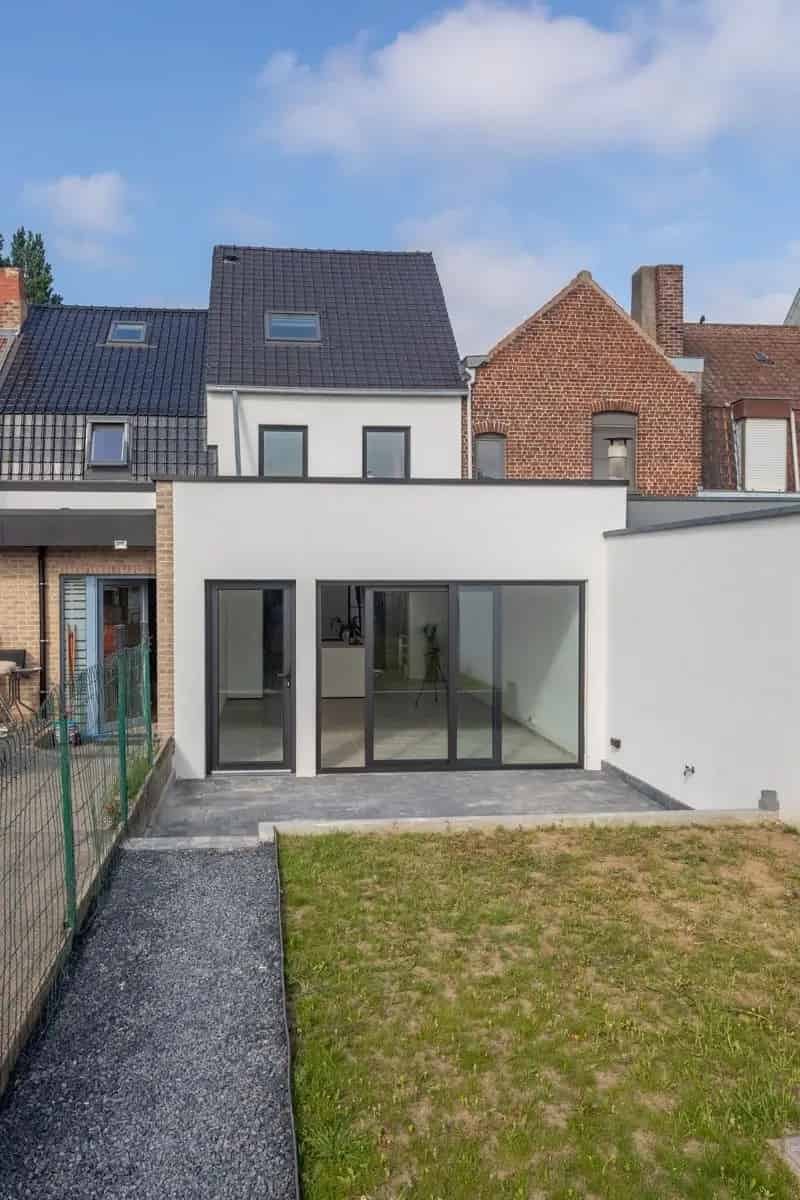 Volledig vernieuwde  woning op een boogscheut van "de Gavers" met 3 slaapkamers, ingerichte keuken, tuin met uitweg (garagemogelijkheid). Energielabel A
