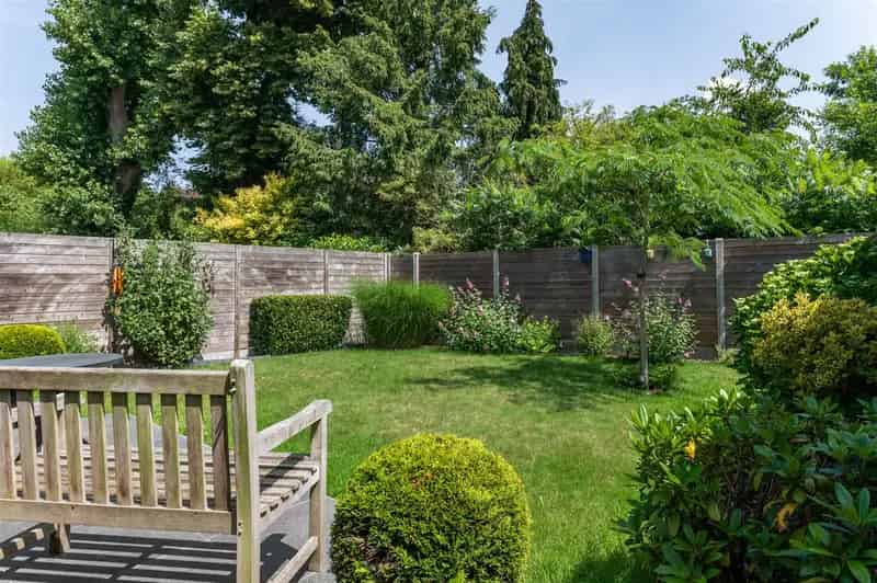 Perfect onderhouden halfopen woning met zonnige tuin.