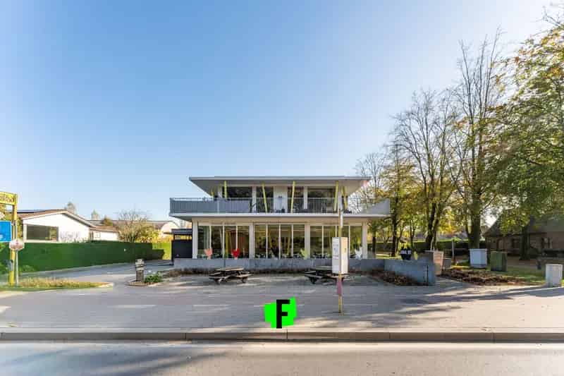 Uniek handelseigendom met 2 verhuurde appartementen te koop op uiterst interessante ligging in Diksmuide