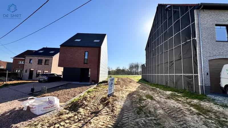 BOUWGROND VAN 1218m² VOOR GESLOTEN BEBOUWING.