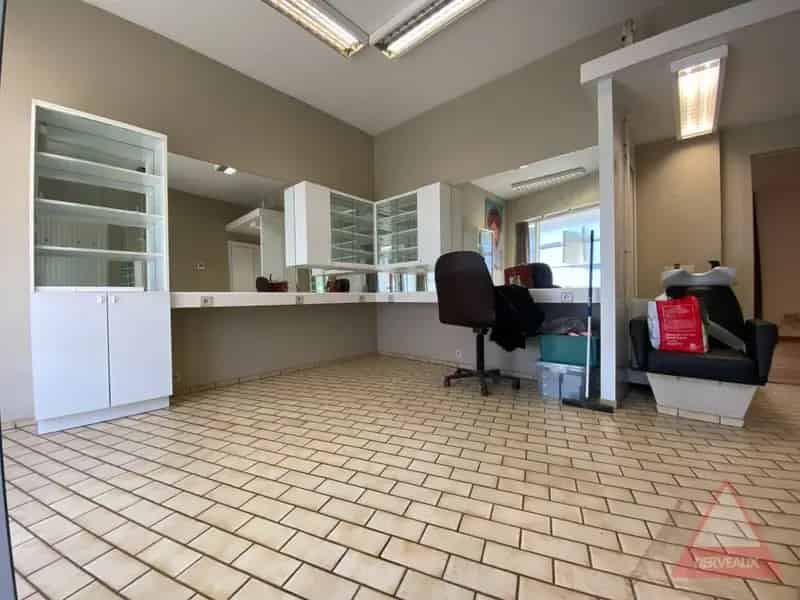Roeselare - Ruime woning met handelsruimte, garage en 5 slaapkamers