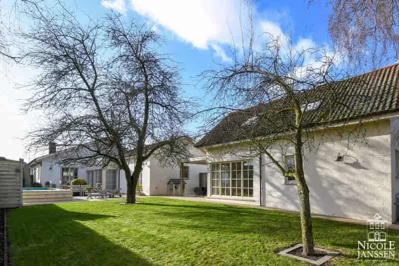 Verrassend ruime woning met bijgebouw en mooie tuin met zwembad