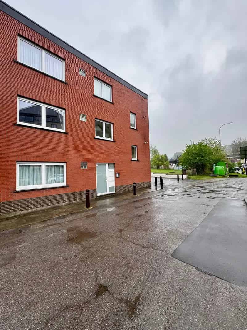 Appartement te koop: Instapklaar appartement met terras nabij winkels