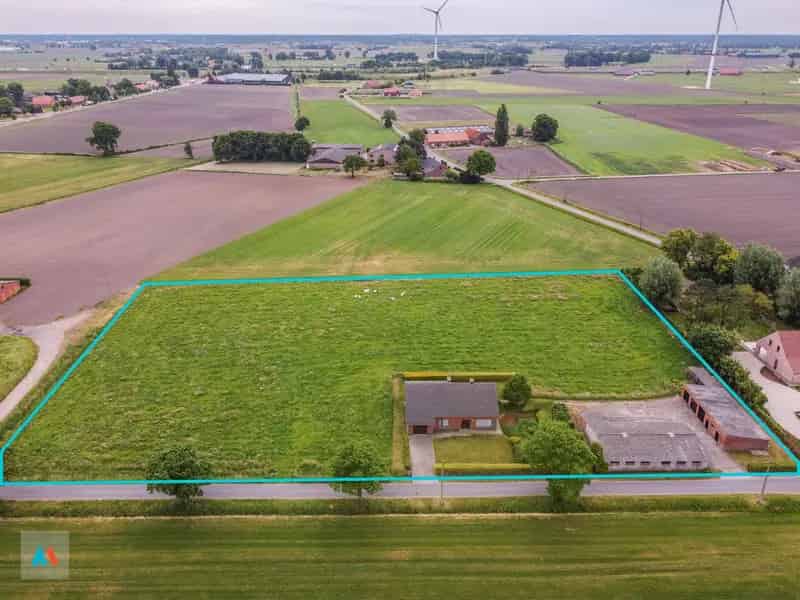 Zonevreemde woning met 2 bijgebouwen op 1ha 20ca