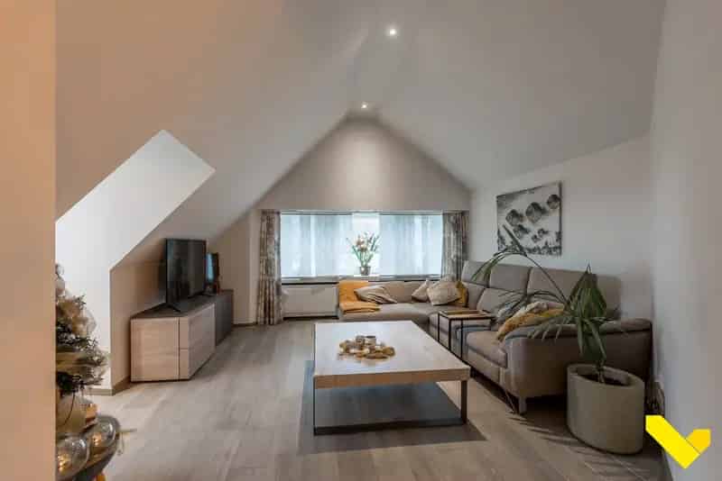 Gerenoveerde Woning Met Magazijn