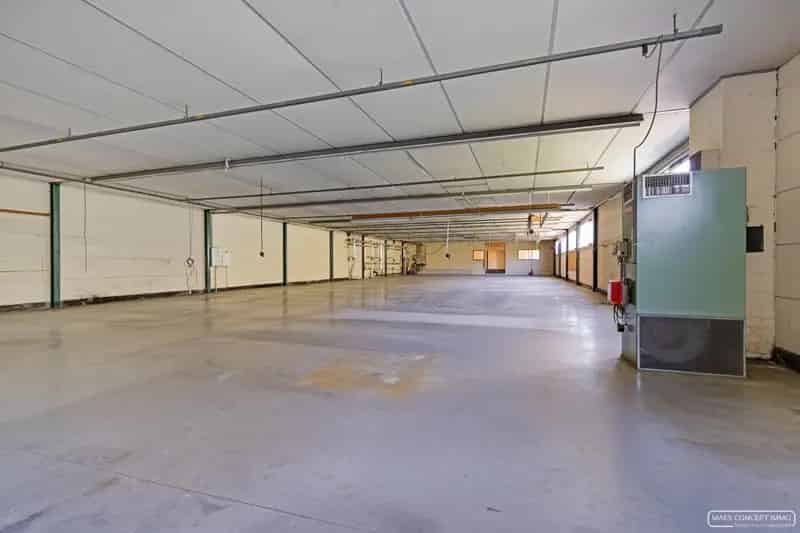 Te koop magazijn met bureaus en grote parking te Anzegem