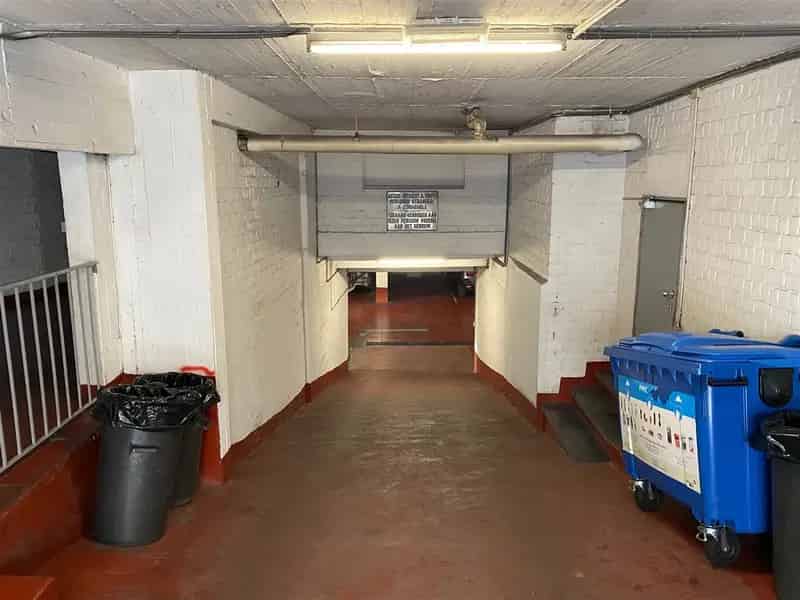 Parkeerplaats in een gebouw, zeer goed gelegen nabij de EEG.