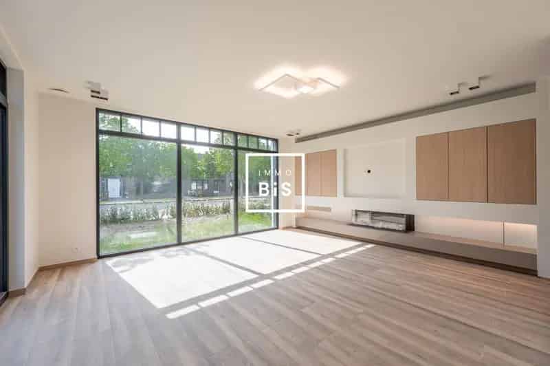 Prachtig afgewerkte hoekwoning, zeer rustig gelegen nabij het centrum