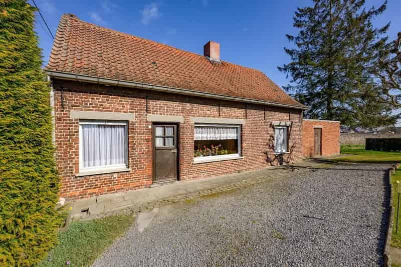 ALLEENSTAANDE WOONST MET BIJGEBOUWEN OP 1.281 m²