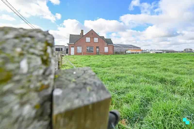Landelijk gelegen woning met diverse loodsen