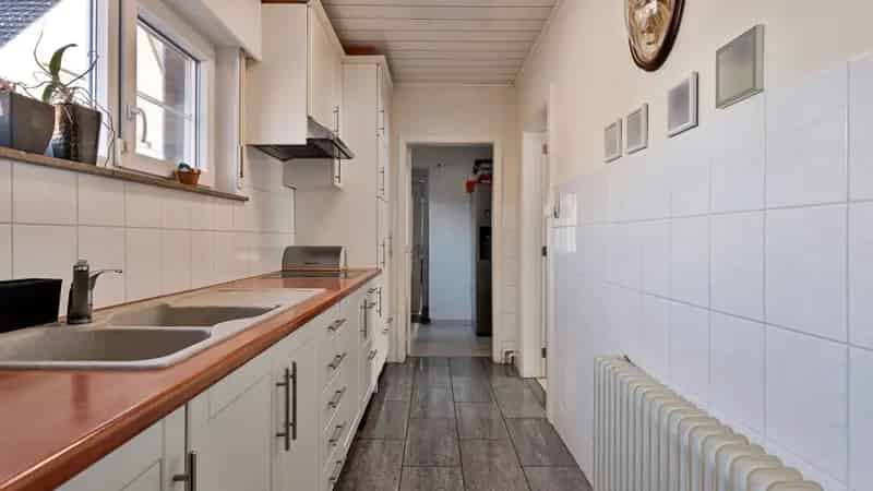 Ruime woning met 4 kmrs, 2 badk en grote opslagruimte te BEGIJNENDIJK