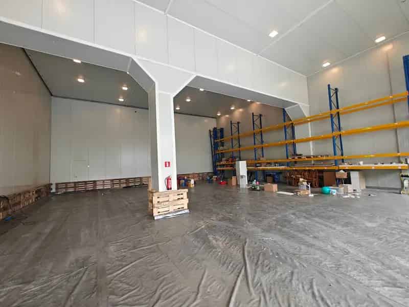 Ruime en veilige opslagplaats te huur in Deux-Acren (330 m²)