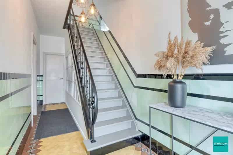 VERKOCHT !!!!     Ruime 4-SLK Woning in Denderhoutem, 235m² Woonopp.