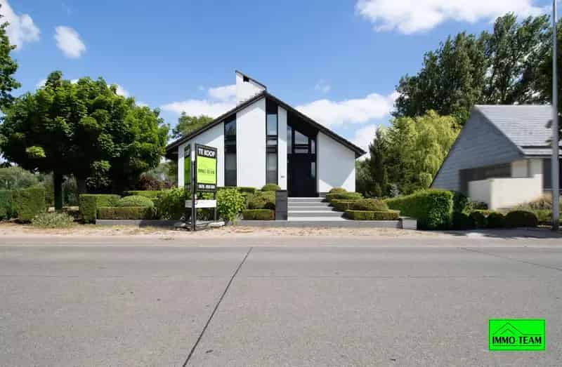 Instapklare villa met 3 slaapkamers, garage en ruime tuin
