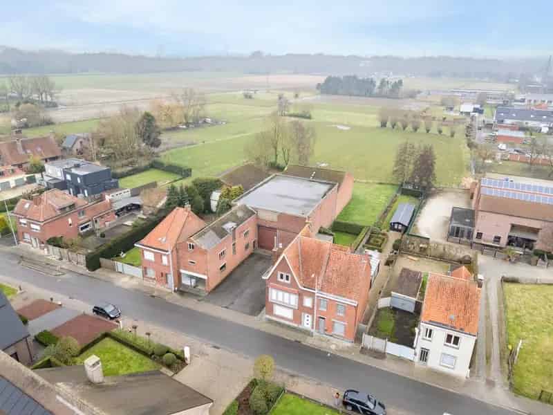 Ruime opslagplaats met voorliggende parkeerplaats te Izegem, Bosmolens