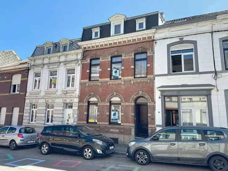 Huis Te Koop: 4 Slaapkamers, Kantoren, Kelder