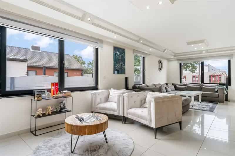 Huis te huur: Instapklare 4 slaapkamers woning met tuin en garage