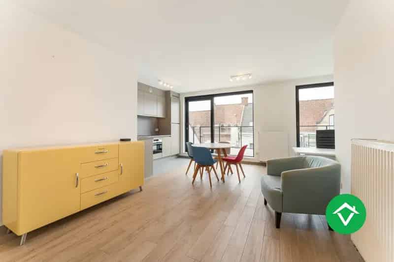 Recent, instapklaar appartement met één slaapkamer, ruim terras en autostaanplaats te Roeselare