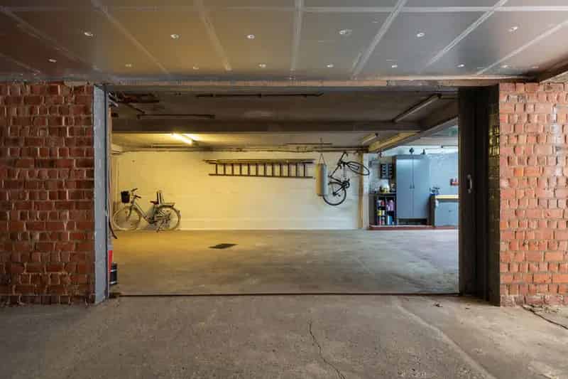 Ruime ondergrondse garage (92m²) én gelijkvloersappartement