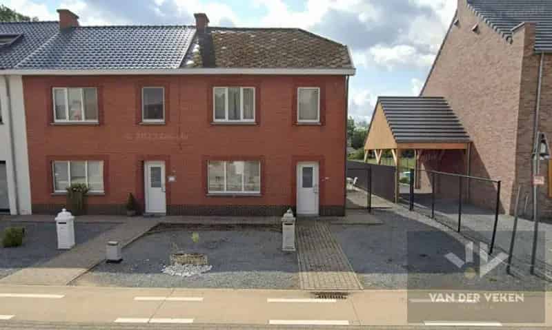 HALFOPEN BEBOUWING MET 2 SLAAPKAMERS.