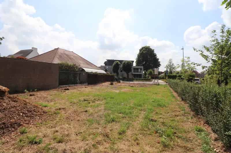 Perceel bouwgrond voor open bebouwing in het centrum van Merksplas.