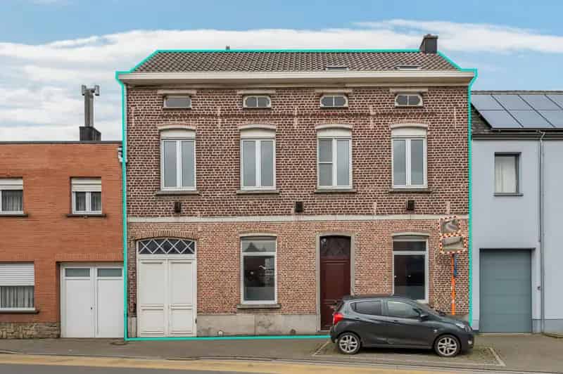 Charmante te renoveren rijwoning met tuin en garage in Gijzegem